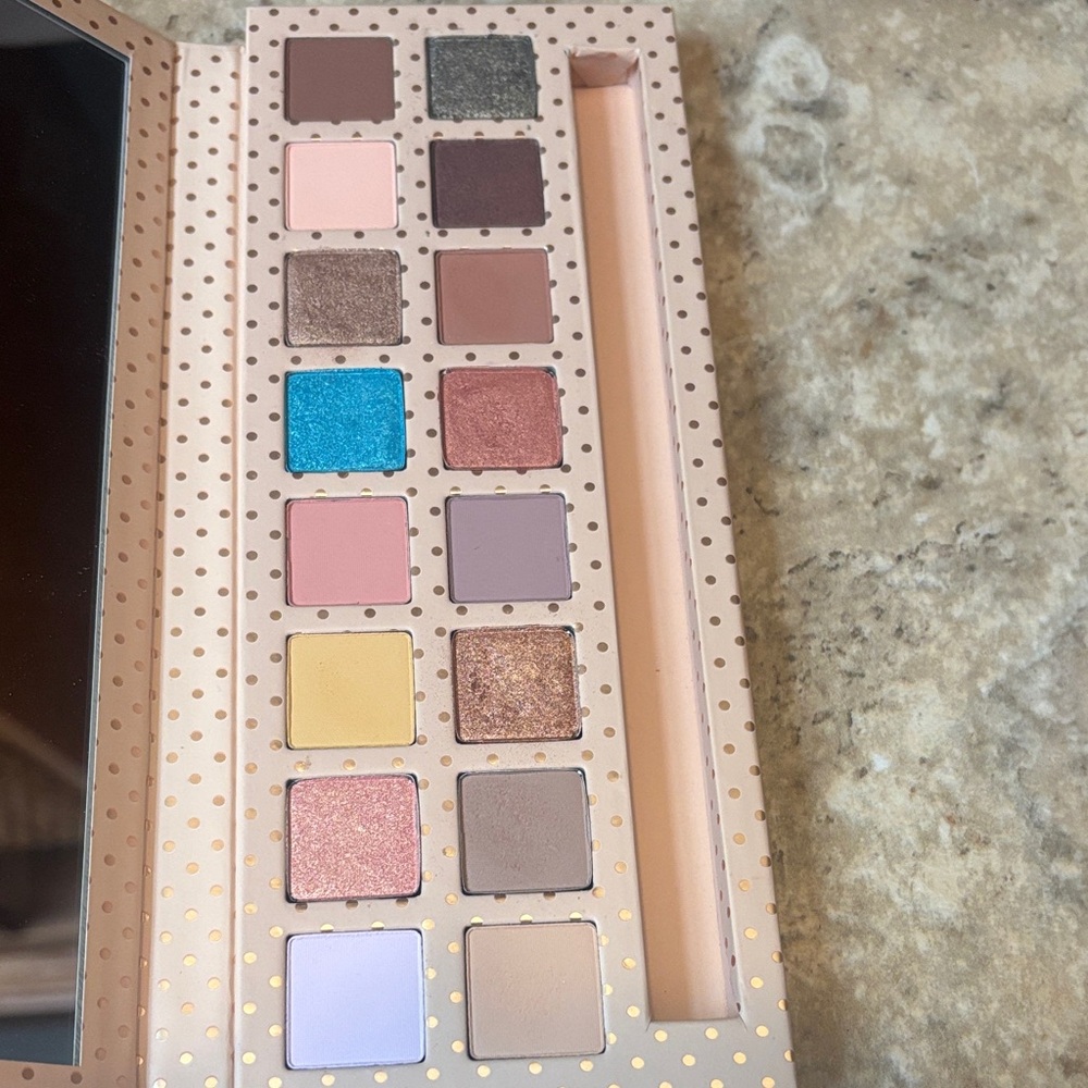 Versatile Eyeshadow Palette with 16 Shades